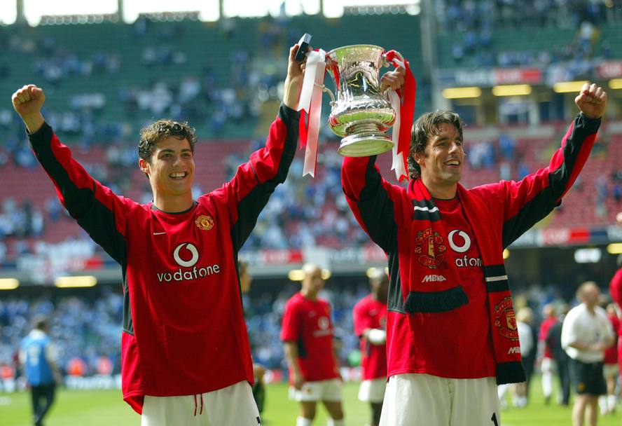 Il primo trofeo vinto con la maglia del Manchester United, la Fa Cup 2003-2004 (Ap)